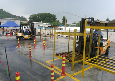 叉車的例行檢查、叉車運行路線是否正確、叉車倒庫不出線/不撞到標桿、指定